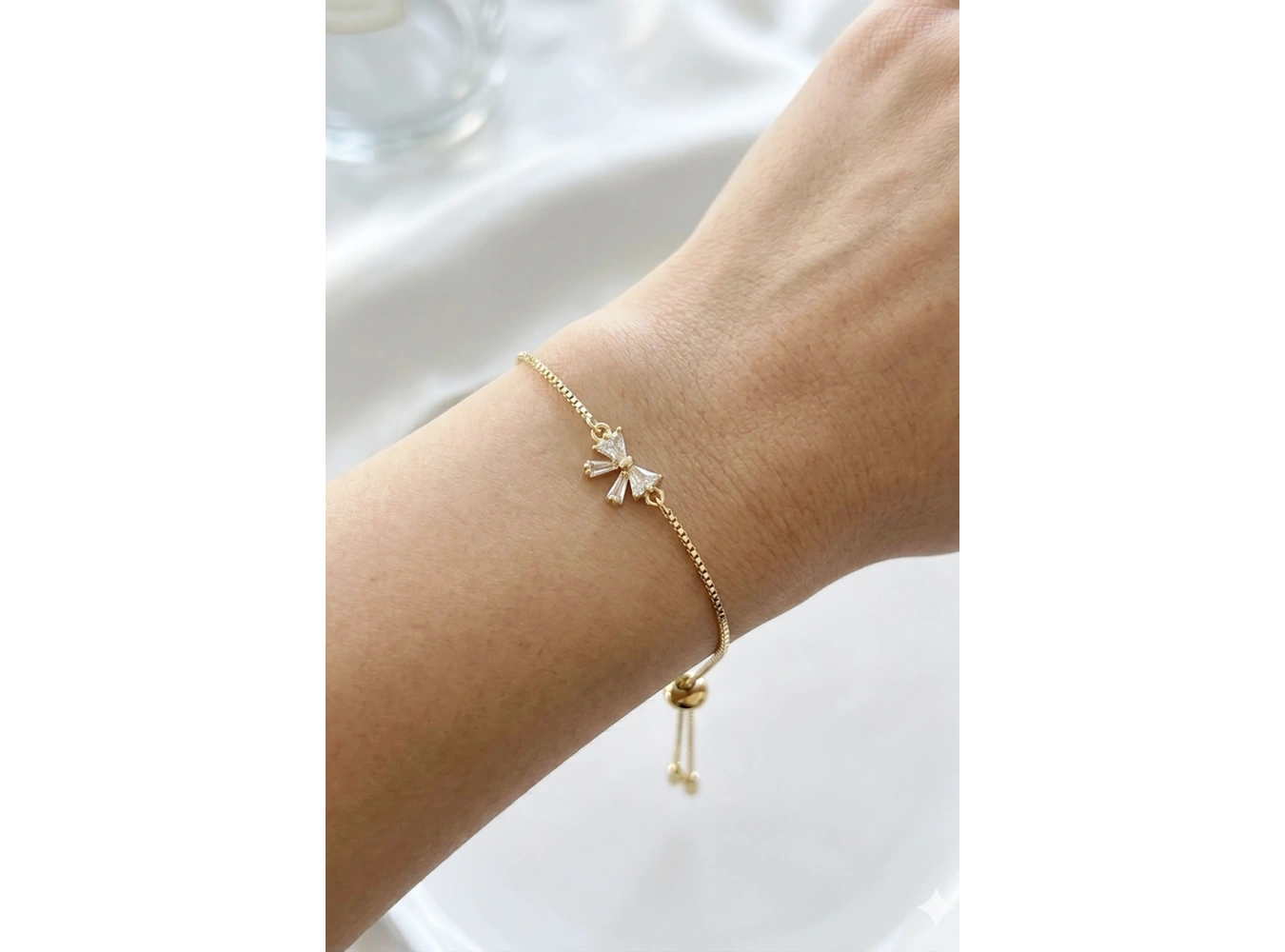 Altın Renk Kurdele Figürlü Taş Detaylı Bileklik