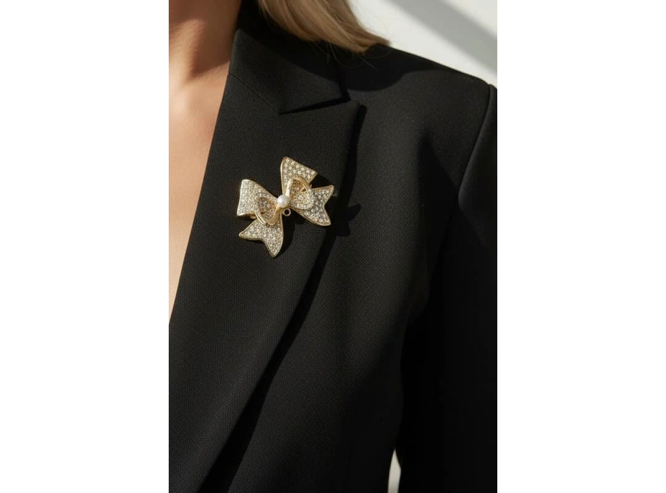 Altın Renk Kurdele Figürlü Taş Detaylı Broş