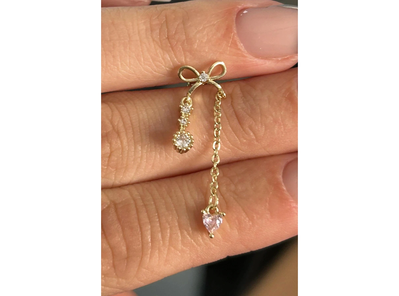 Altın Renk Kurdele Figürlü Taş Detaylı Cerrahi Çelik Tragus/Kıkırdak Küpe/Piercing (Tek)