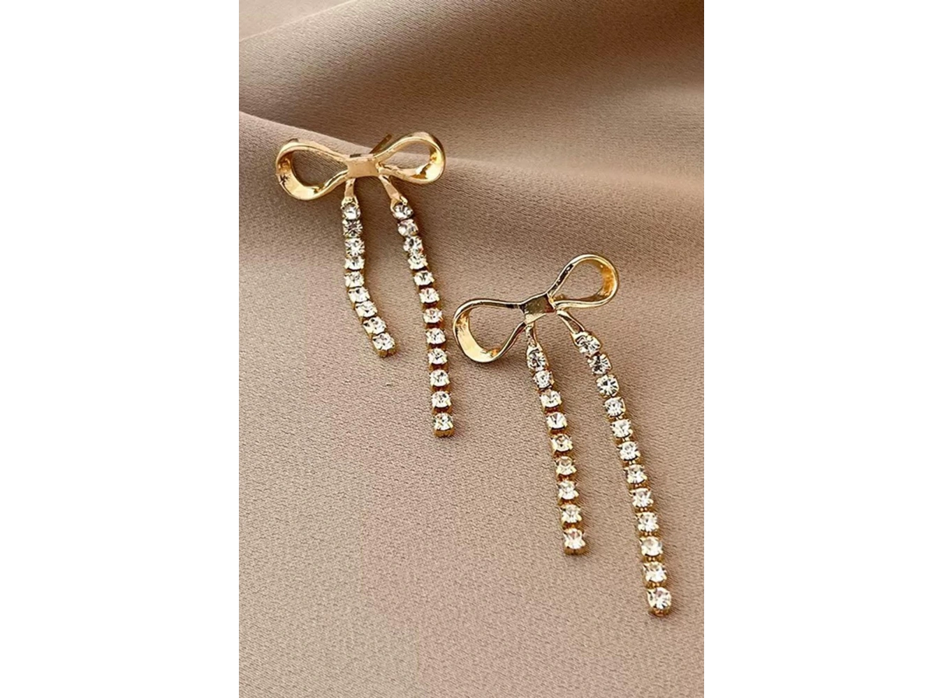 Altın Renk Kurdele Figürlü Taş Detaylı Küpe (Çift)