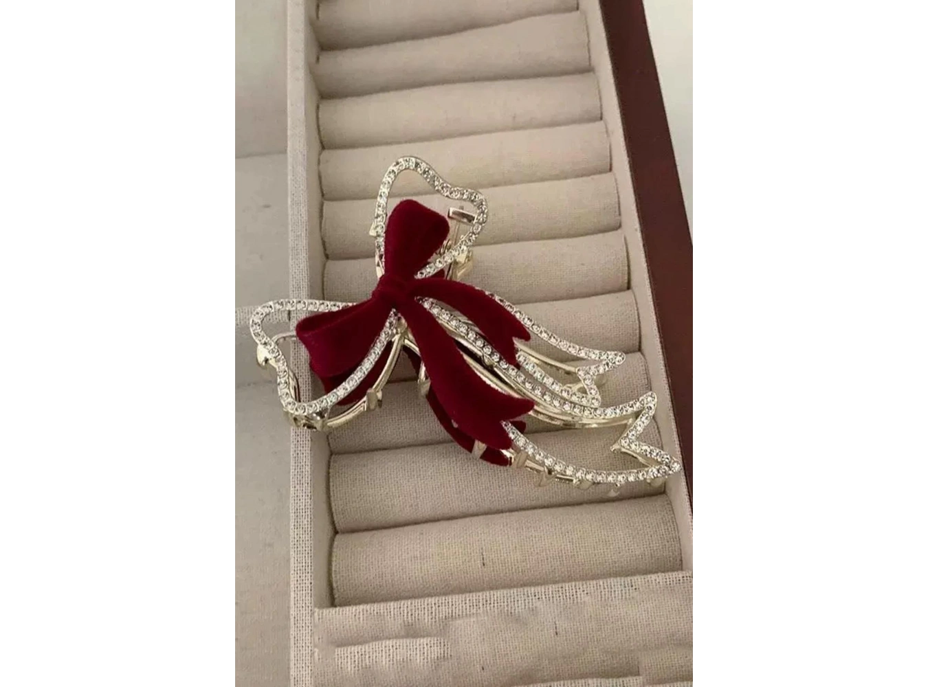 Altın Renk Kurdele Figürlü Taş Detaylı Metal Mandal Toka