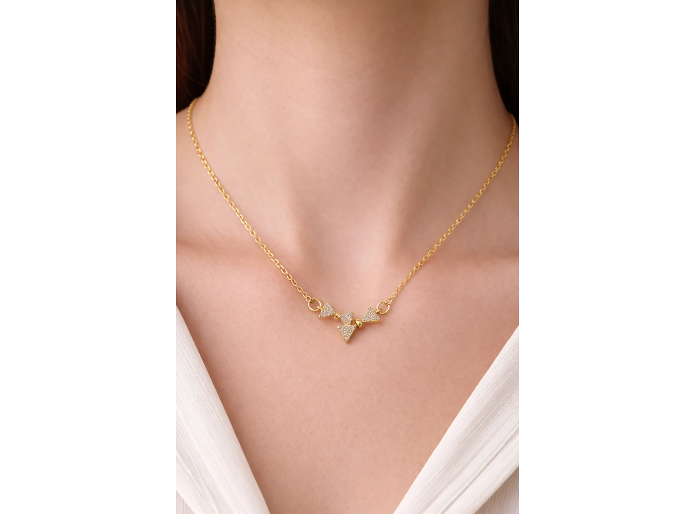 Altın Renk Kurdele Figürlü Taşlı Çelik Kolye