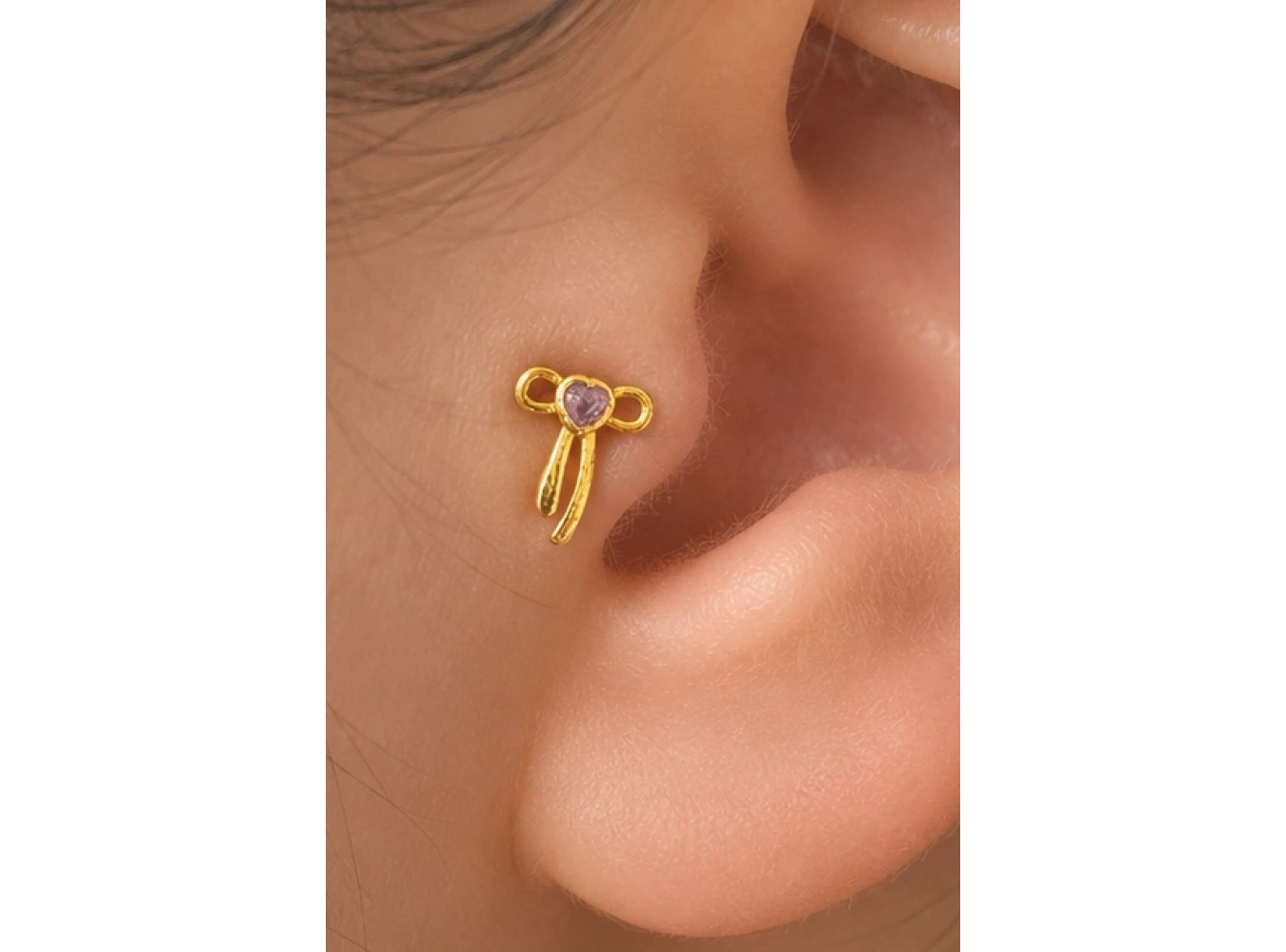 Altın Renk Kurdele Figürlü Taşlı Cerrahi Çelik Tragus/Kıkırdak Küpe/Piercing (Tek)