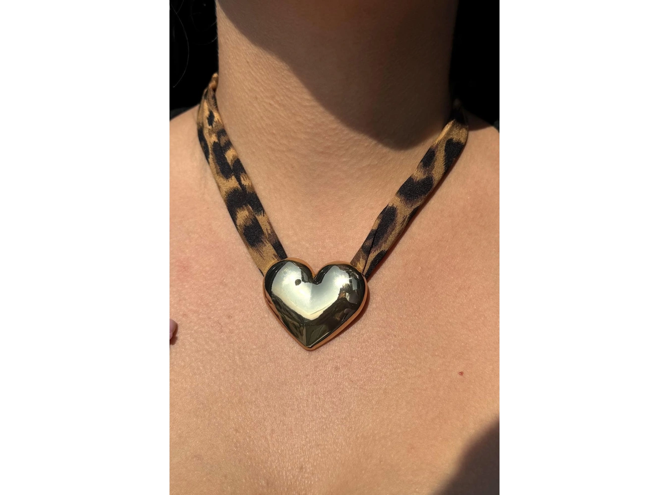 Altın Renk Leopar Desenli Kalp Figürlü Tasarım Kolye