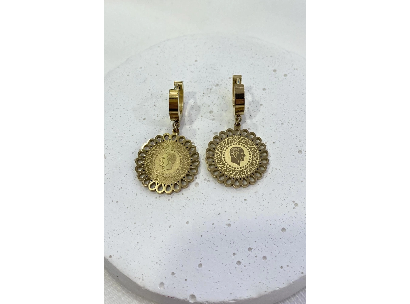 Altın Renk Lira Figürlü Çelik Küpe (Çift)