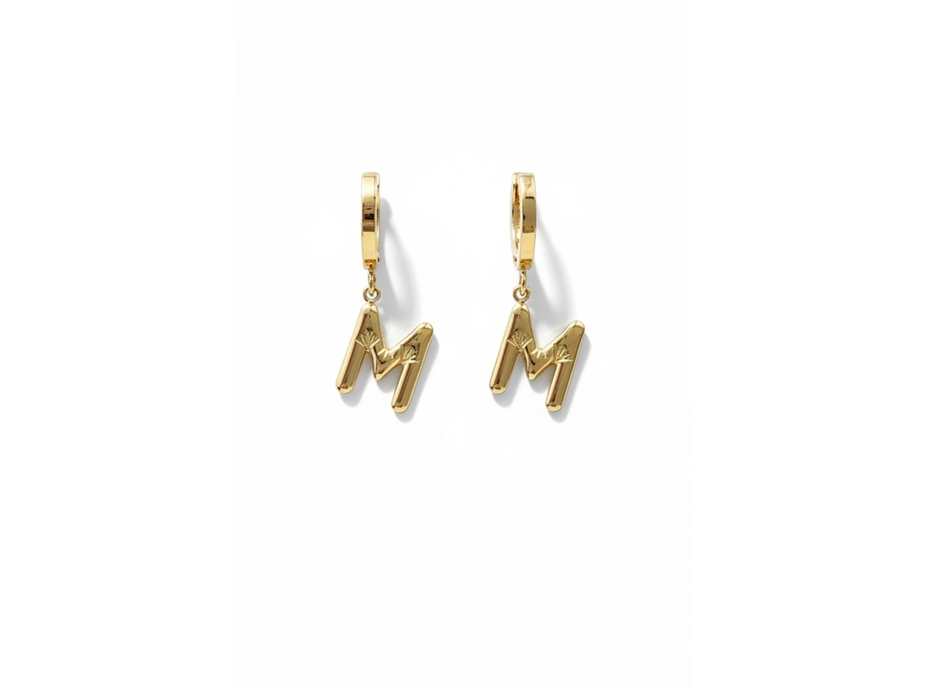 Altın Renk M Harf Çelik Küpe (Çift)