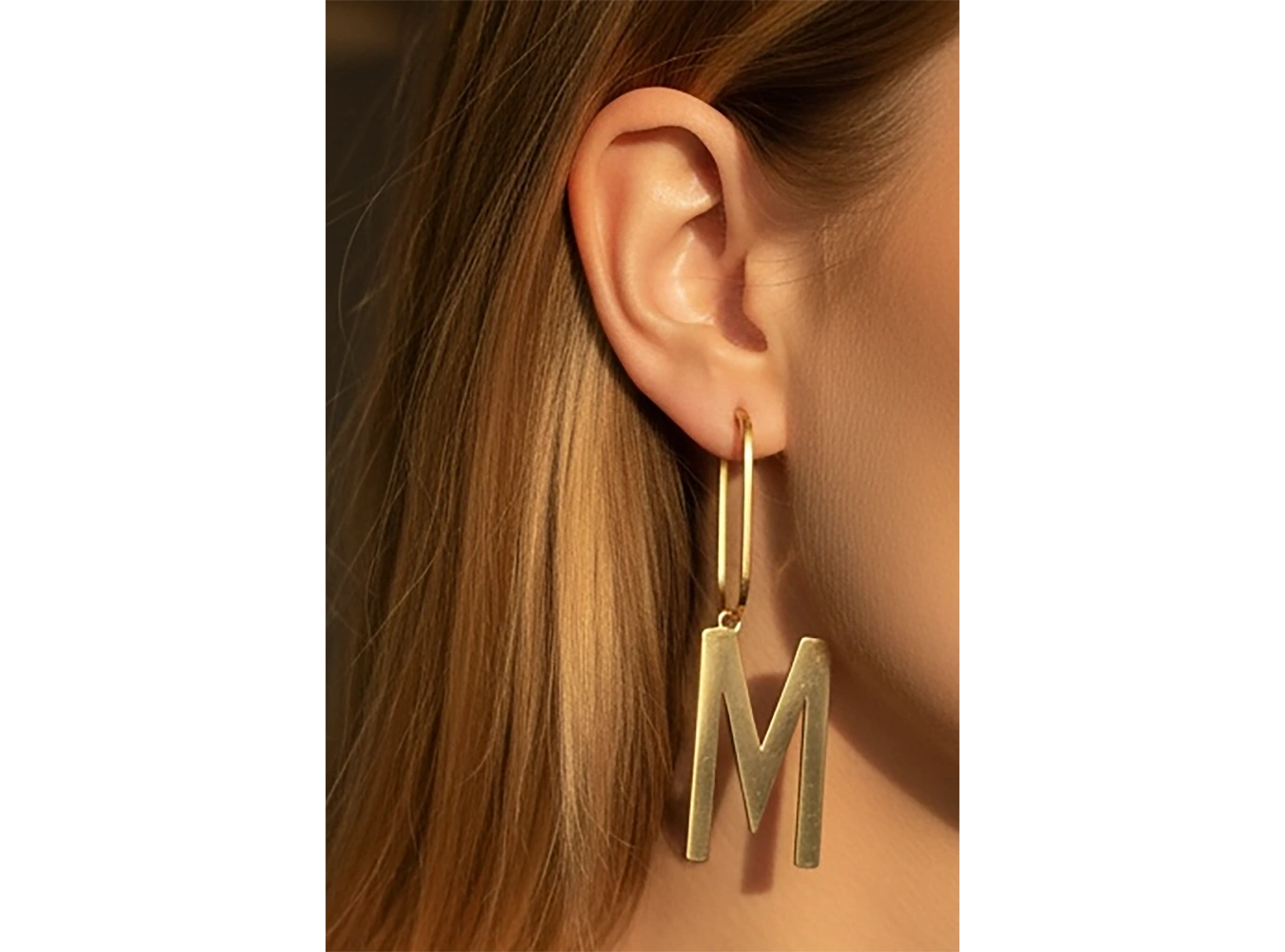 Altın Renk M Harf Figürlü Çelik Küpe (Çift)