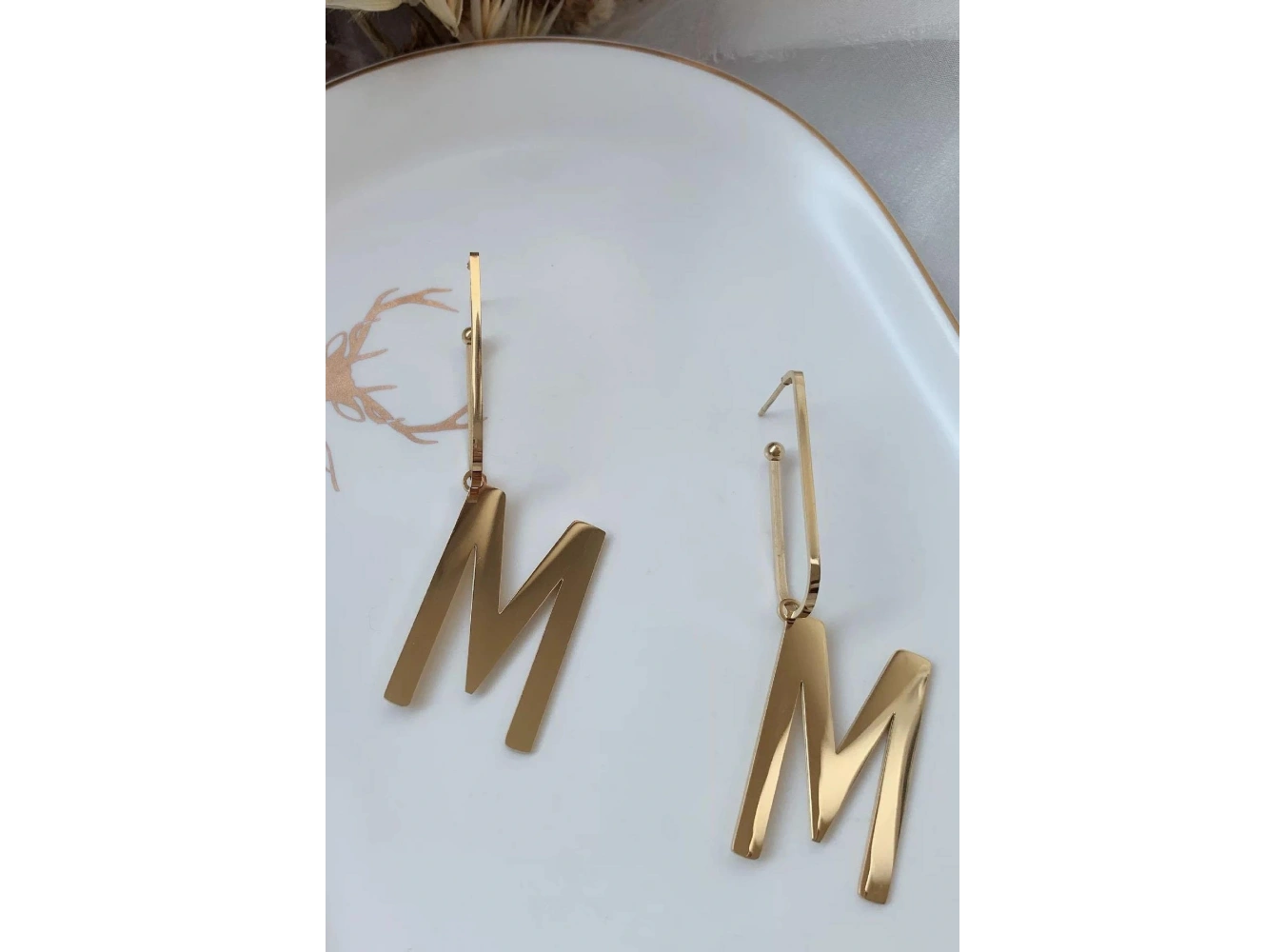Altın Renk M Harf Figürlü Çelik Küpe (Çift)