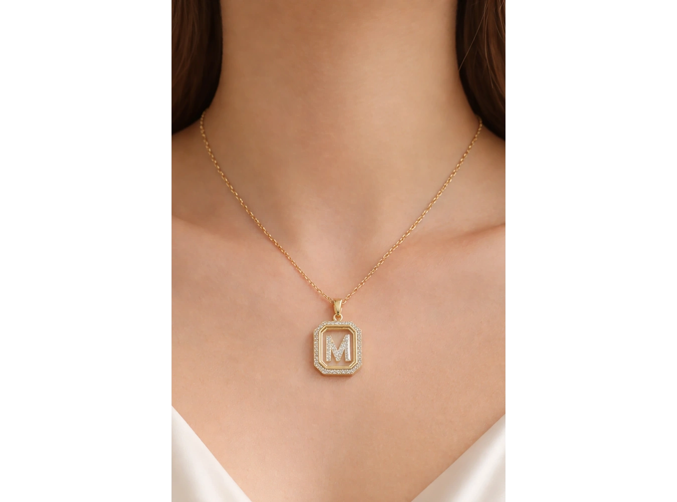 Altın Renk M Harf Taş Detaylı Çelik Kolye