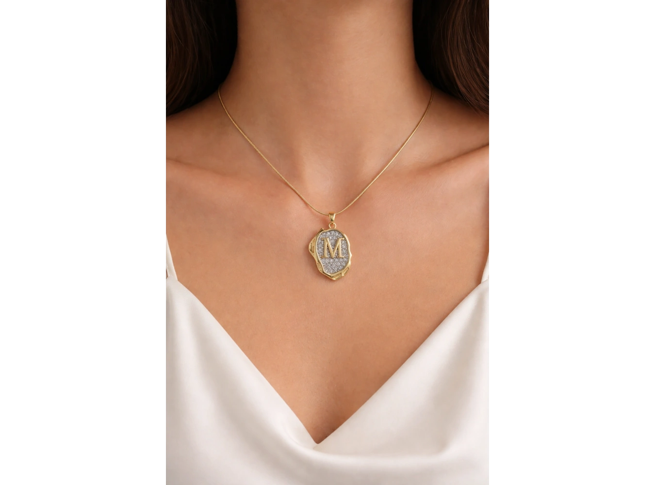 Altın Renk M Harf Taş Detaylı Çelik Kolye