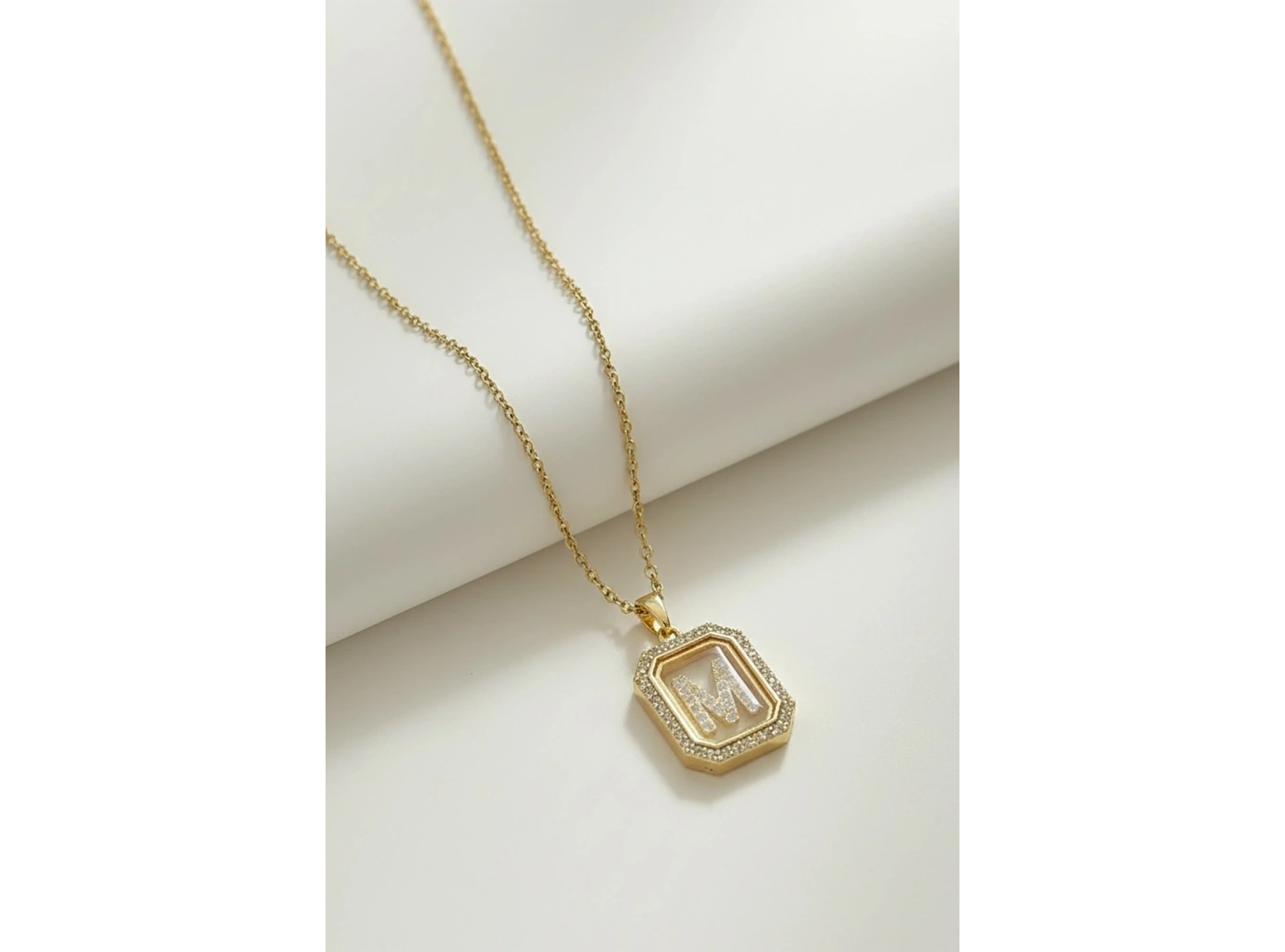Altın Renk M Harf Taş Detaylı Çelik Kolye