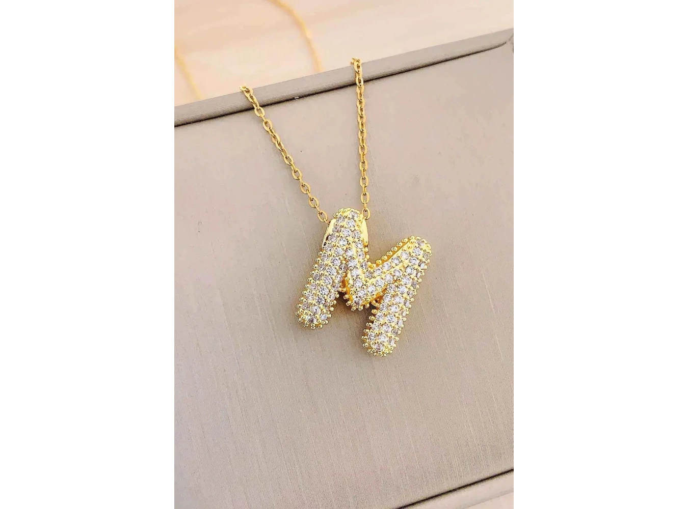 Altın Renk M Harf Taş Detaylı Çelik Kolye