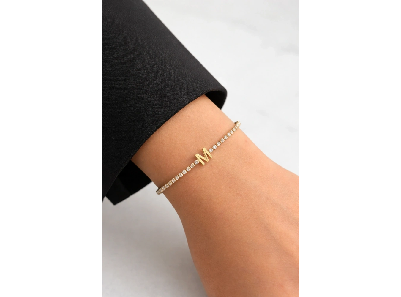 Altın Renk M Harfli Taş Detaylı Çelik Bileklik