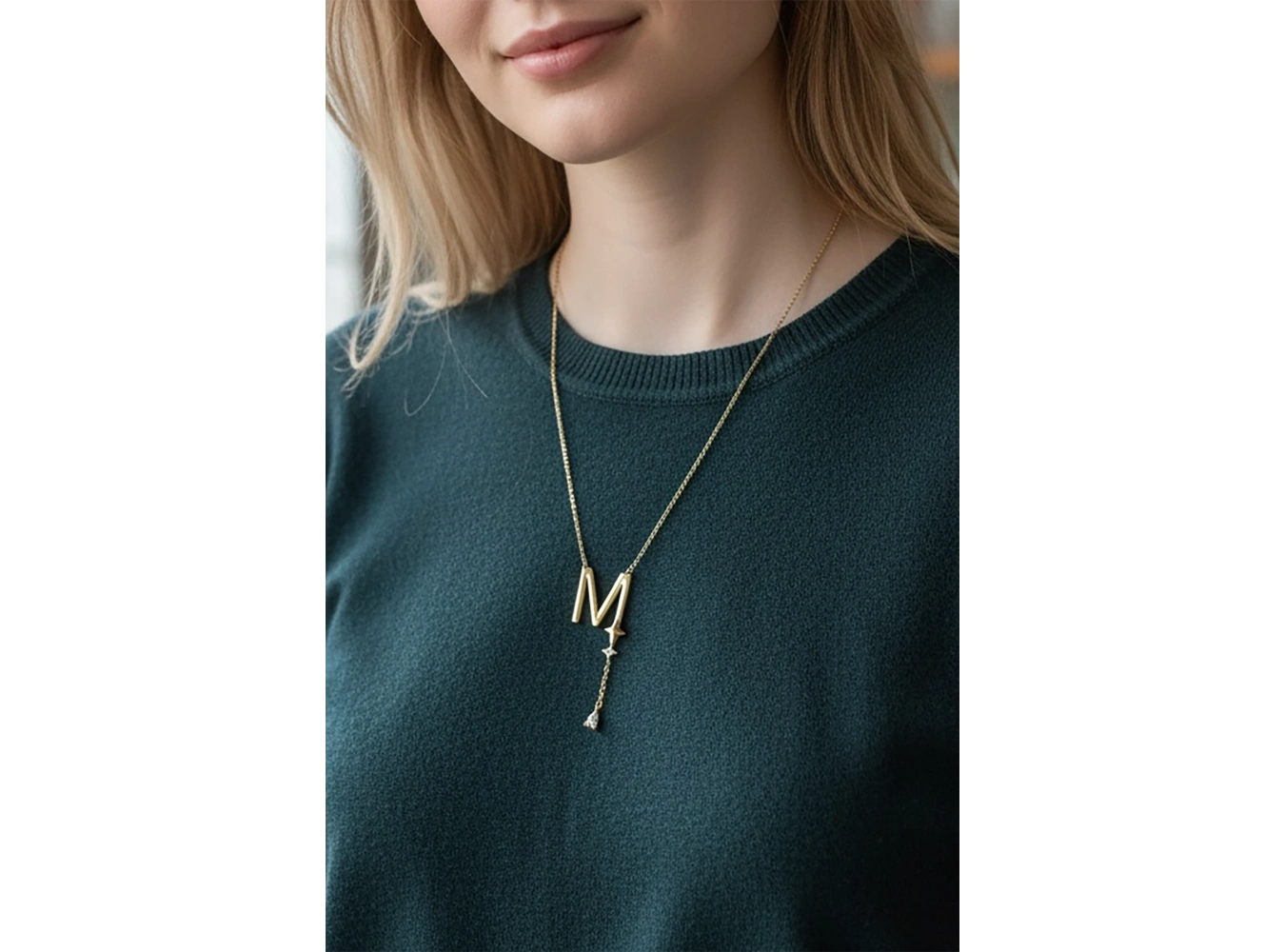 Altın Renk M Harfli Taş Detaylı Çelik Kolye