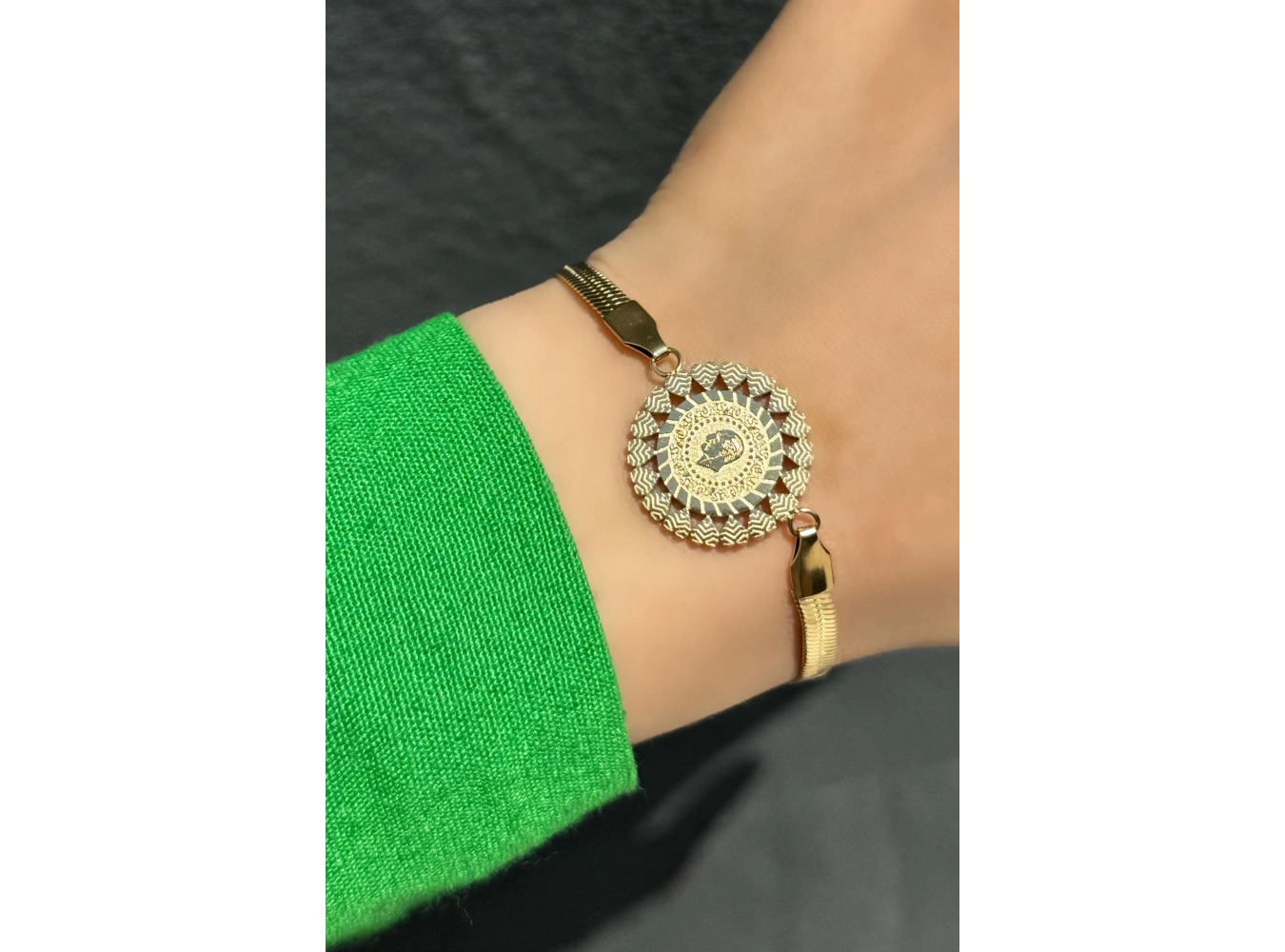Altın Renk Madalyon Detaylı Çelik Bileklik