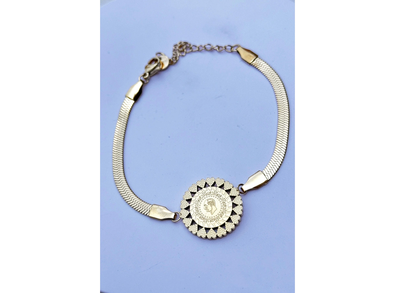 Altın Renk Madalyon Detaylı Çelik Bileklik