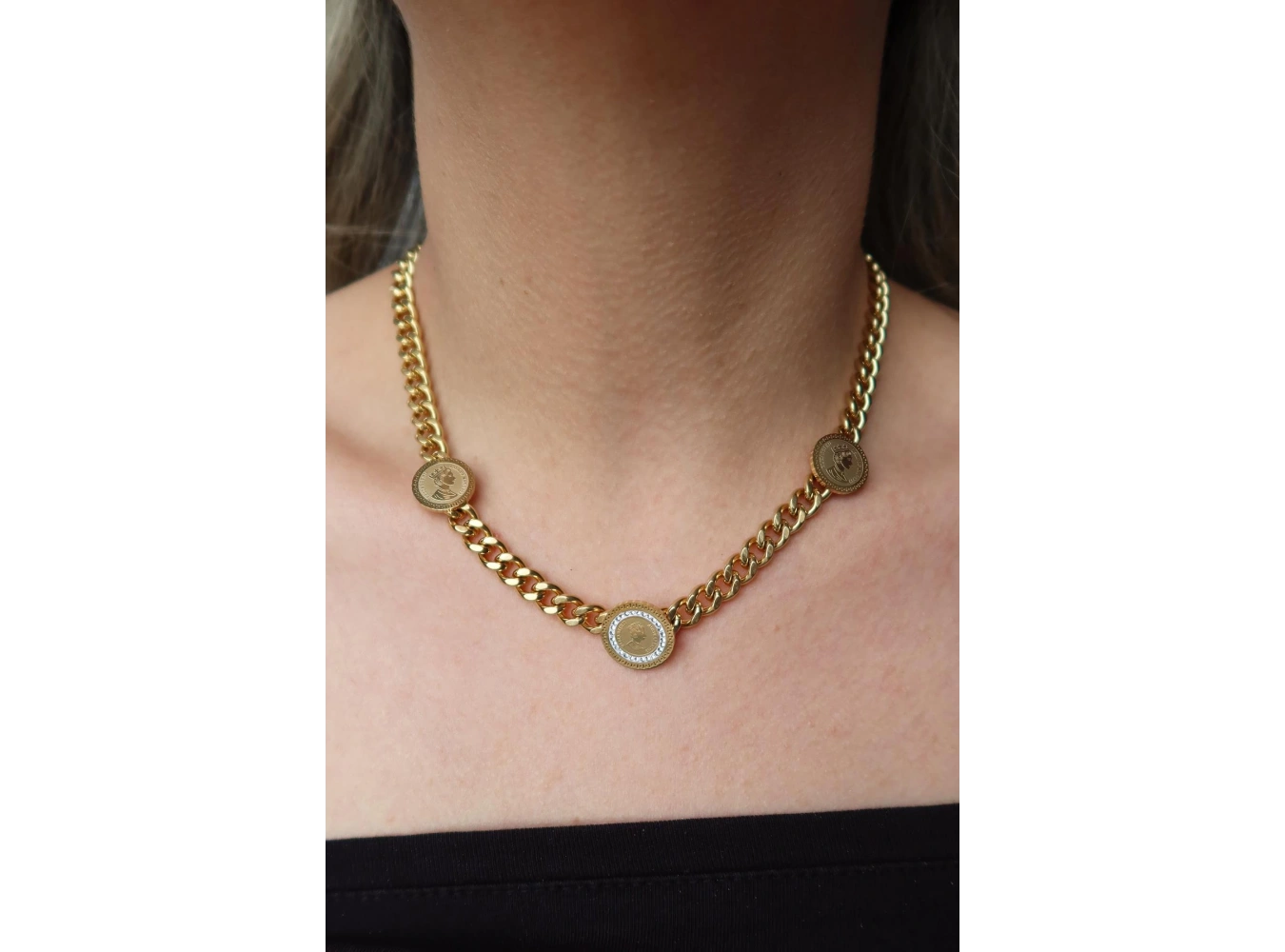 Altın Renk Madalyon Detaylı Çelik Kolye