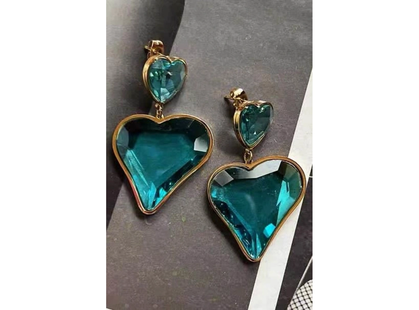 Altın Renk Mavi Taş Detaylı Kalp Figürlü Çelik Küpe (Çift)