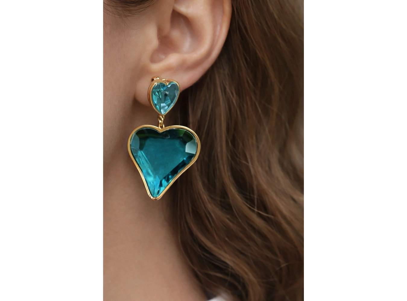 Altın Renk Mavi Taş Detaylı Kalp Figürlü Çelik Küpe (Çift)