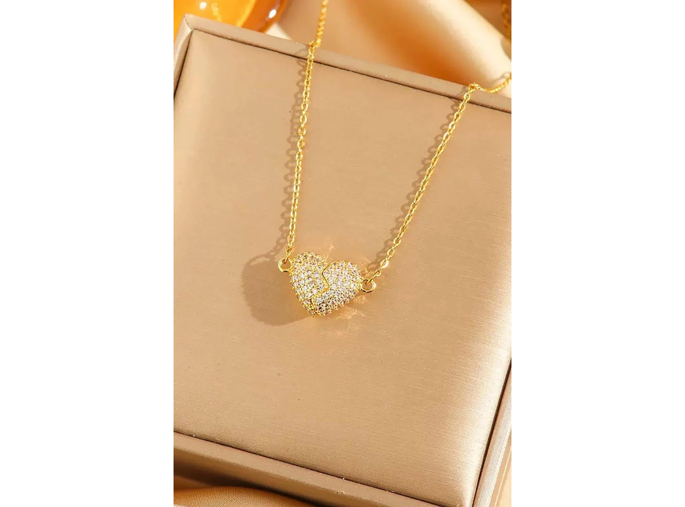 Altın  Renk Mıknatıslı Kalp Figürlü Taşlı Çelik Kolye