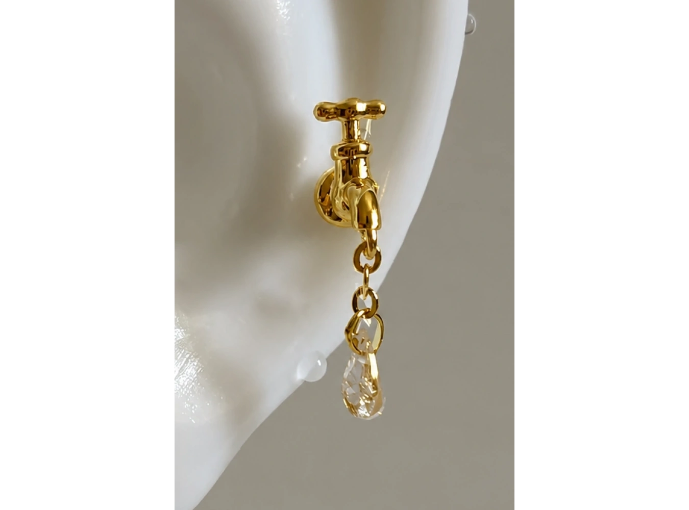 Altın Renk Musluk Figürlü Taşlı Cerrahi Çelik Tragus/Kıkırdak Küpe/Piercing (Tek)