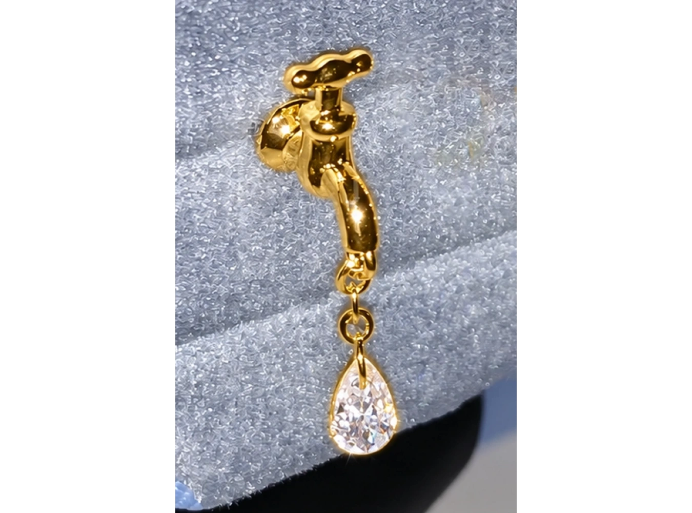 Altın Renk Musluk Figürlü Taşlı Cerrahi Çelik Tragus/Kıkırdak Küpe/Piercing (Tek)