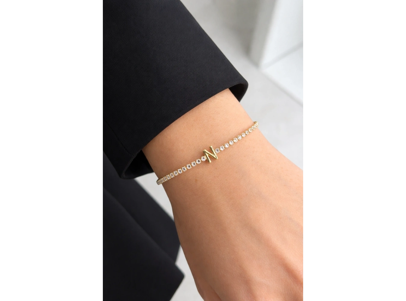 Altın Renk N Harfli Taş Detaylı Çelik Bileklik
