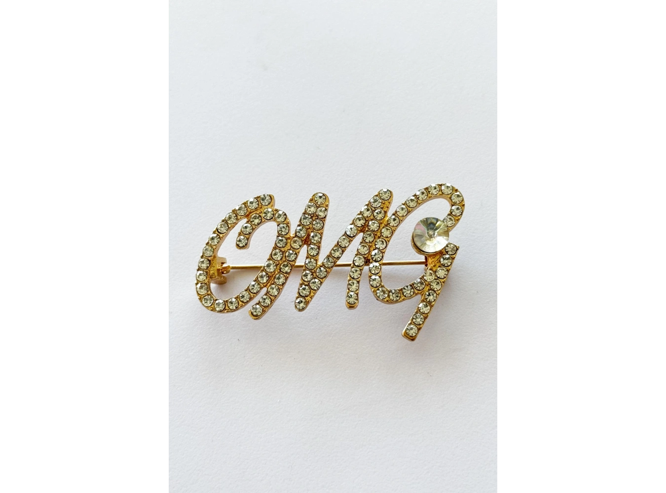 Altın Renk Omg Yazılı Taşlı Broş