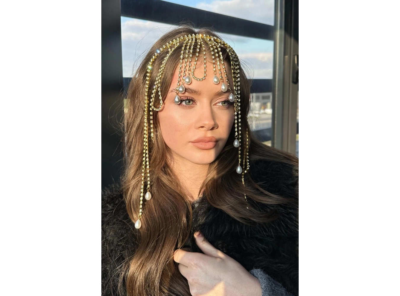 Altın Renk Özel Tasarım Taş Ve İnci Detaylı Su Yolu Taç