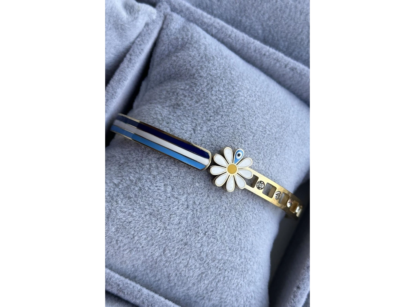 Altın Renk Papatya Figürlü Taş Detaylı Çelik Kelepçe Bileklik