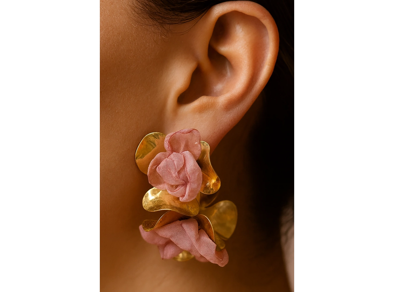 Altın Renk Pembe Çiçek Figürlü Küpe Çift