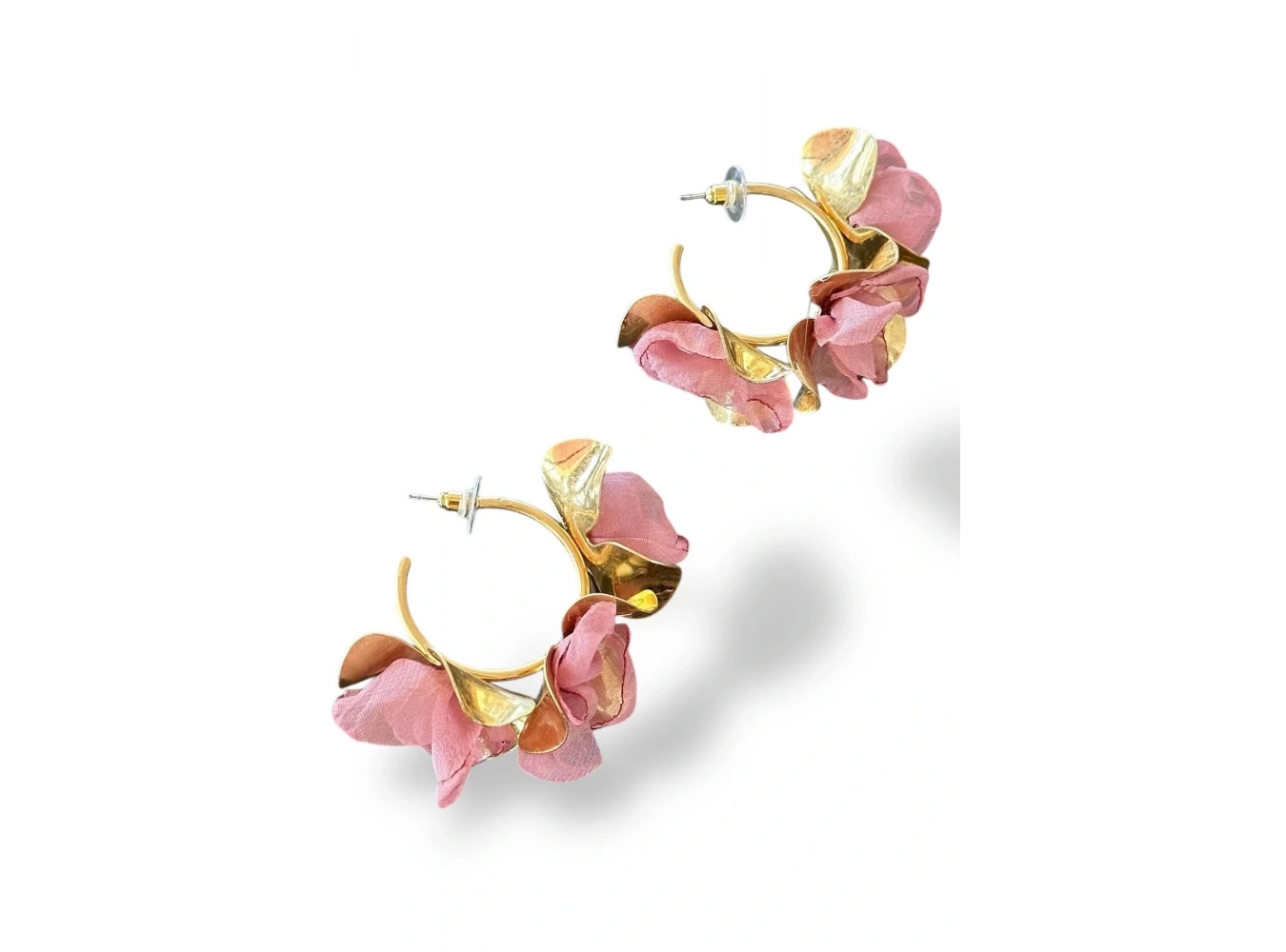 Altın Renk Pembe Çiçek Figürlü Küpe Çift