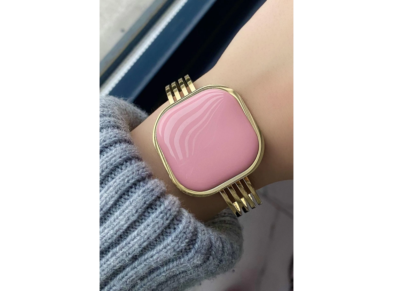 Altın Renk Pembe Taş Detaylı Çelik Kelepçe Bileklik