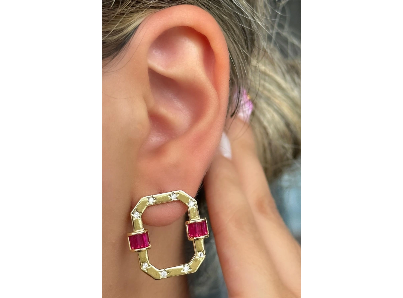 Altın Renk Pembe Taş Detaylı Küpe (Çift)