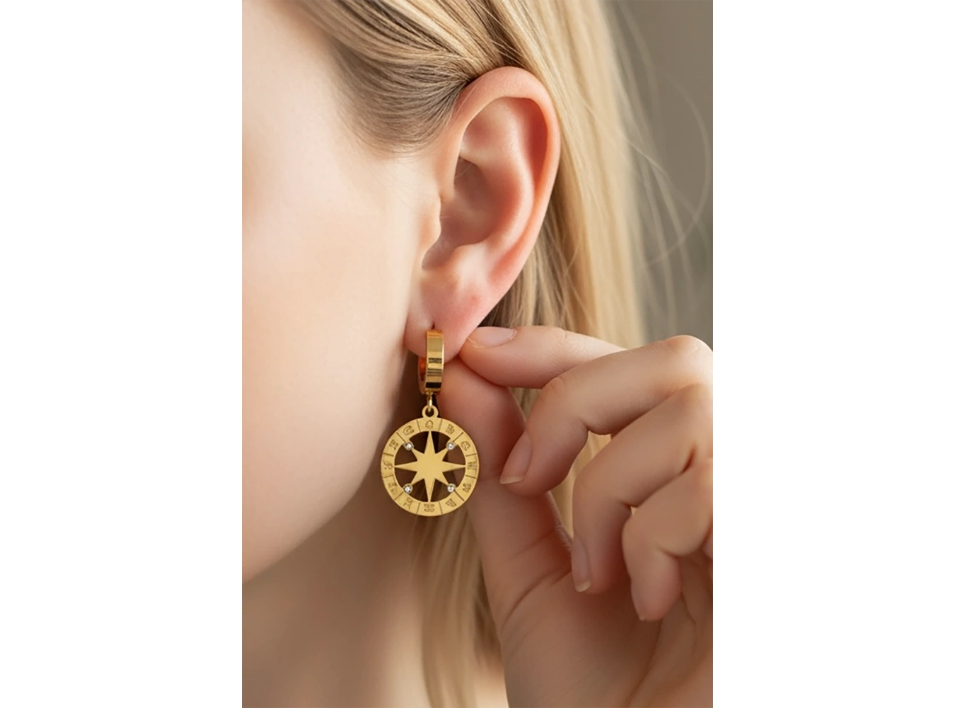 Altın Renk Pusula Figürlü Çelik Küpe (Çift)