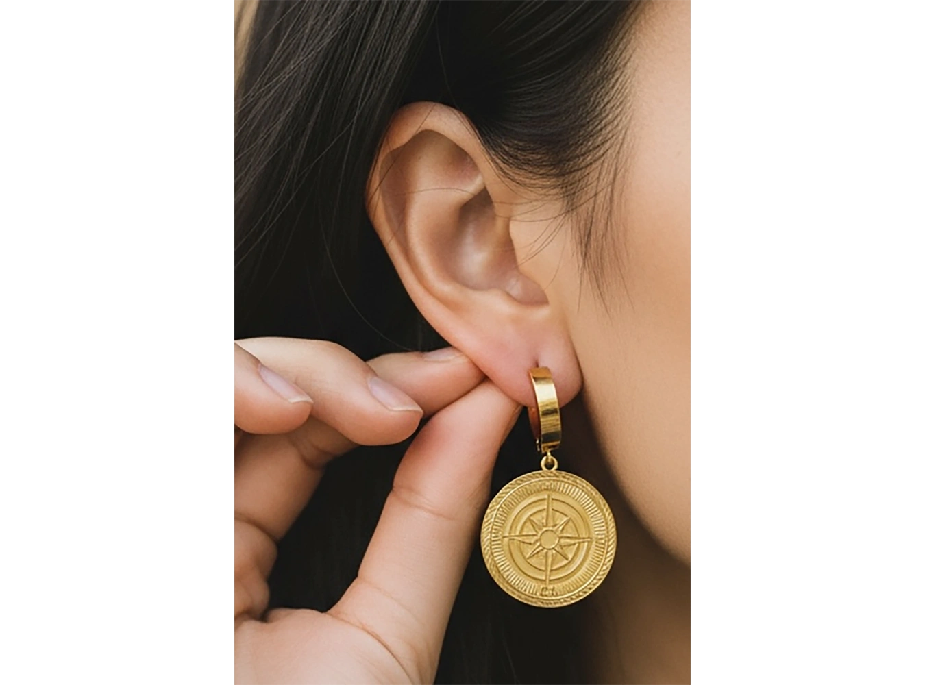 Altın Renk Pusula Figürlü Çelik Küpe (Çift)