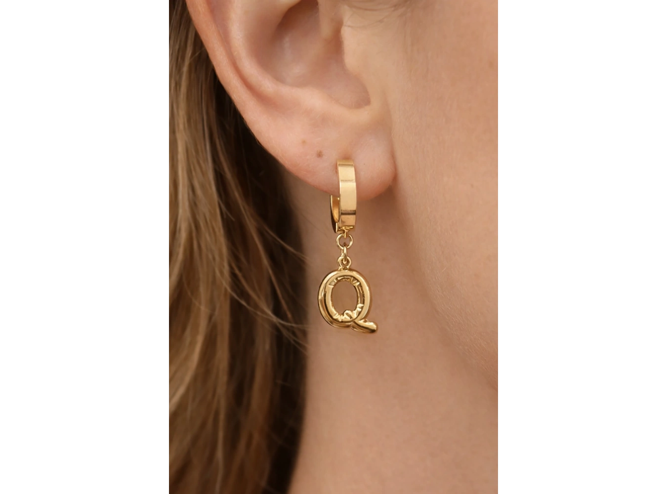 Altın Renk Q Harf Çelik Küpe (Çift)