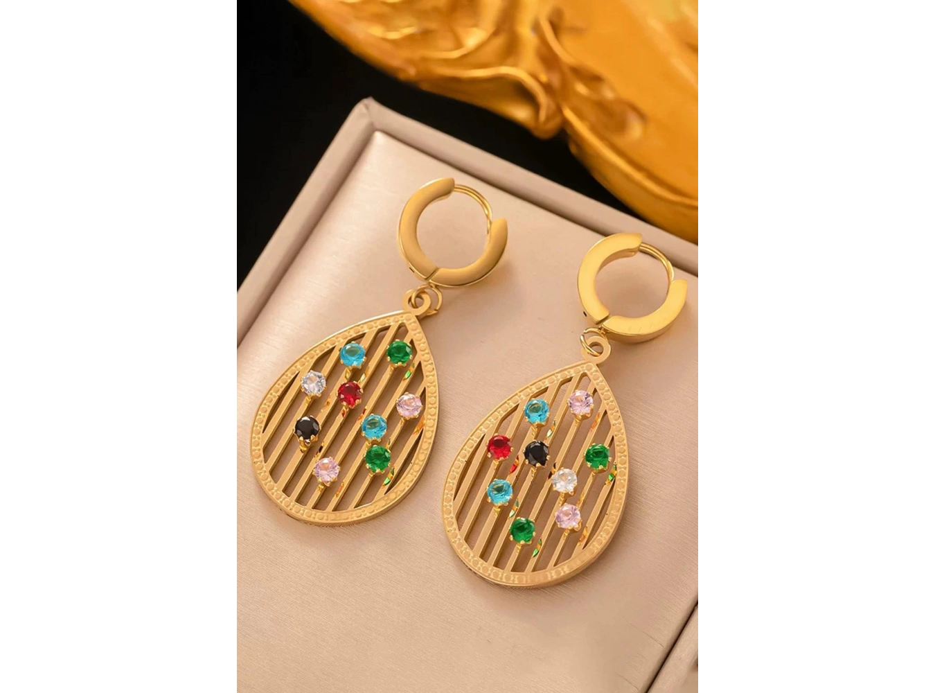 Altın Renk Renkli Taş Detaylı Çelik Küpe (Çift)