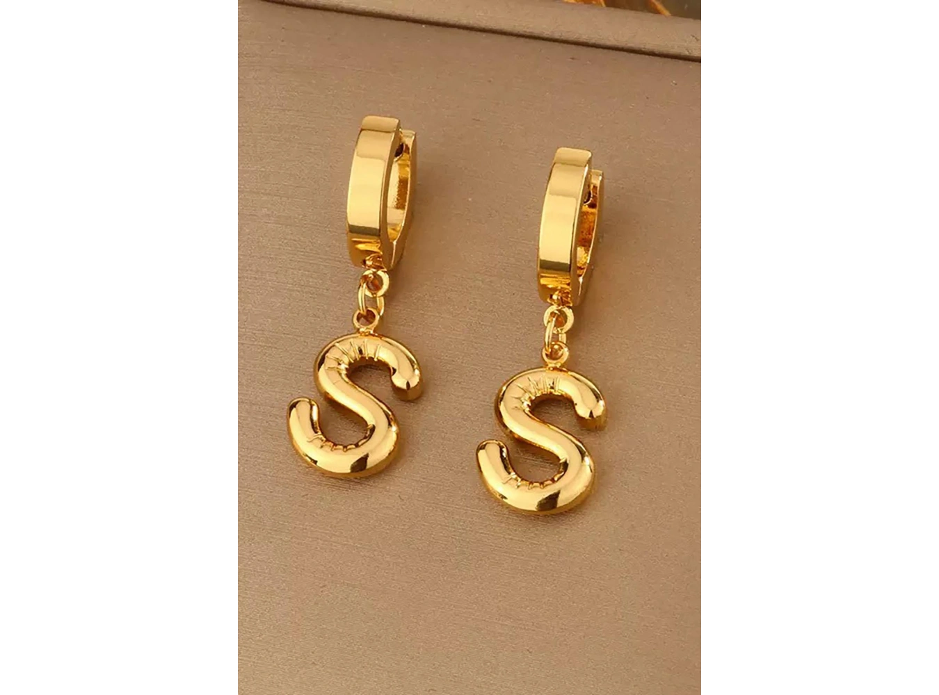 Altın Renk S Harf Çelik Küpe (Çift)