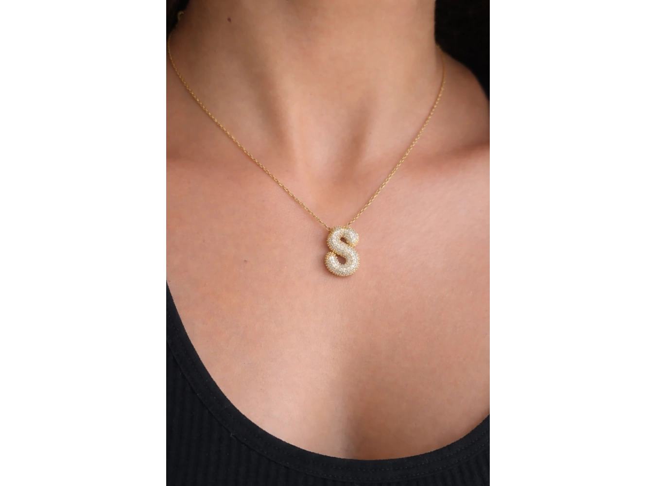 Altın Renk S Harf Taş Detaylı Çelik Kolye