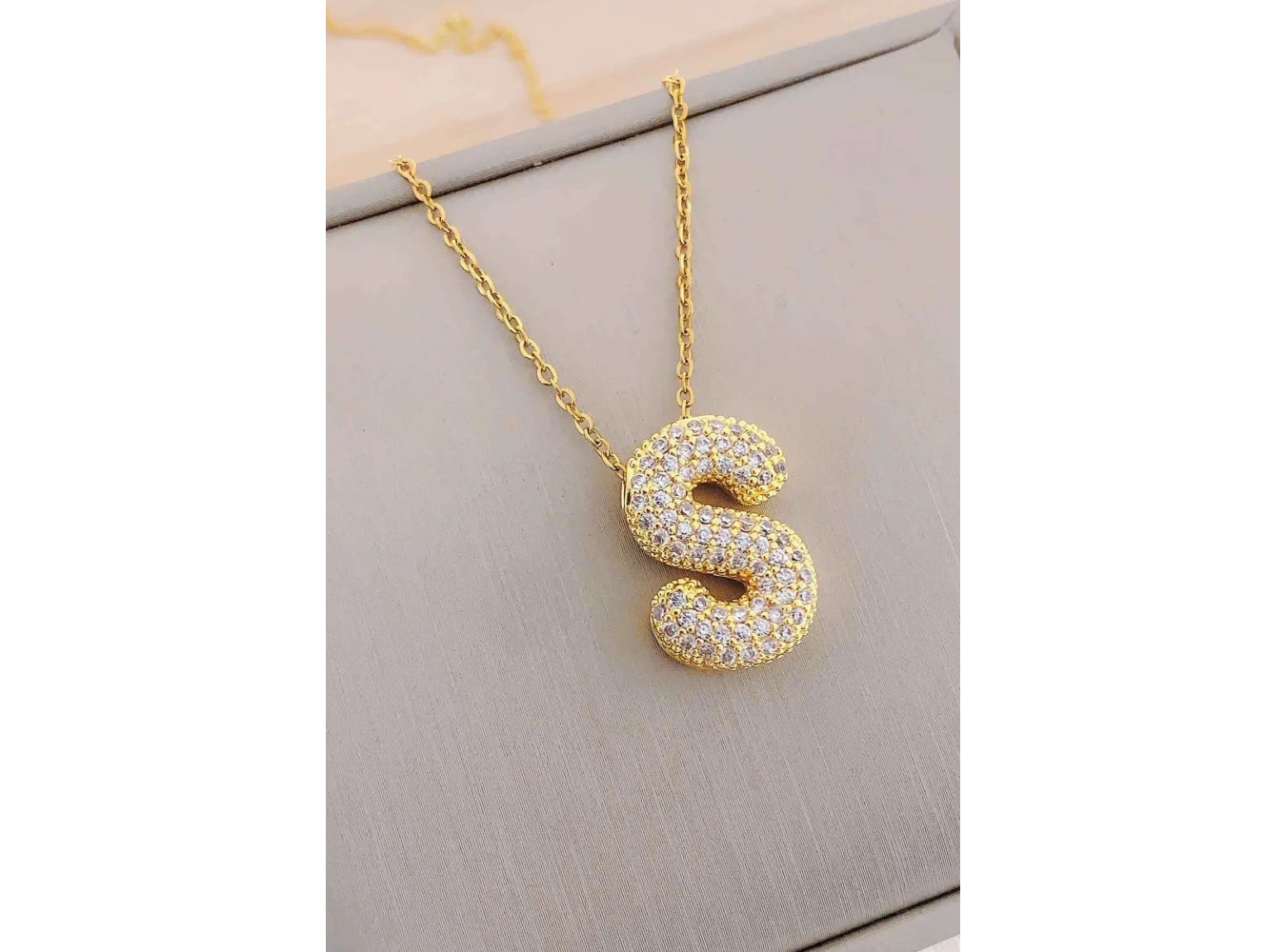 Altın Renk S Harf Taş Detaylı Çelik Kolye