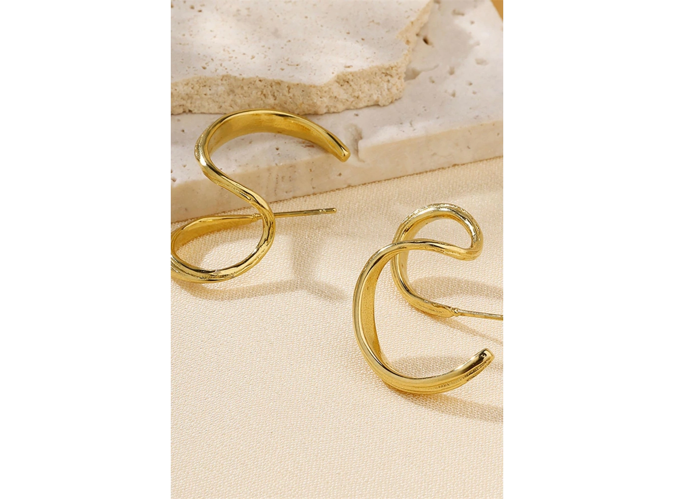 Altın Renk Sarmal Çelik Küpe (Çift)