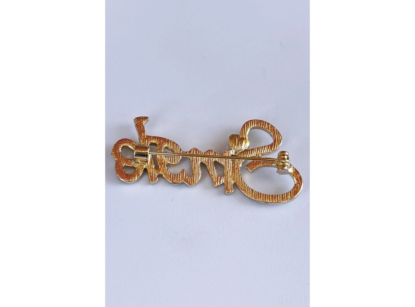 Altın Renk Single Yazılı Taşlı Broş