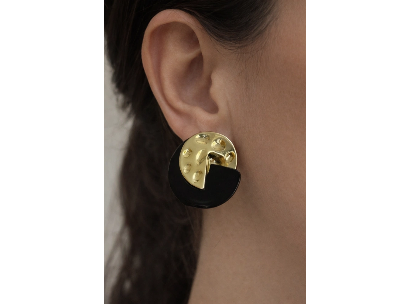 Altın Renk Siyah Detaylı Yuvarlak Küpe (Çift)