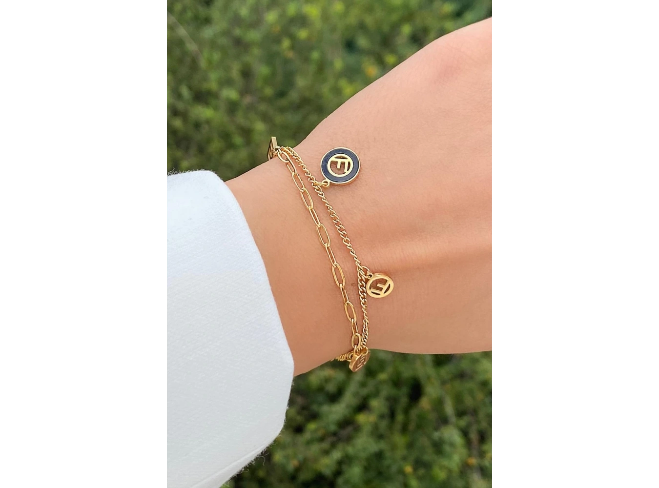 Altın Renk Siyah Taş Detaylı Çelik Bileklik