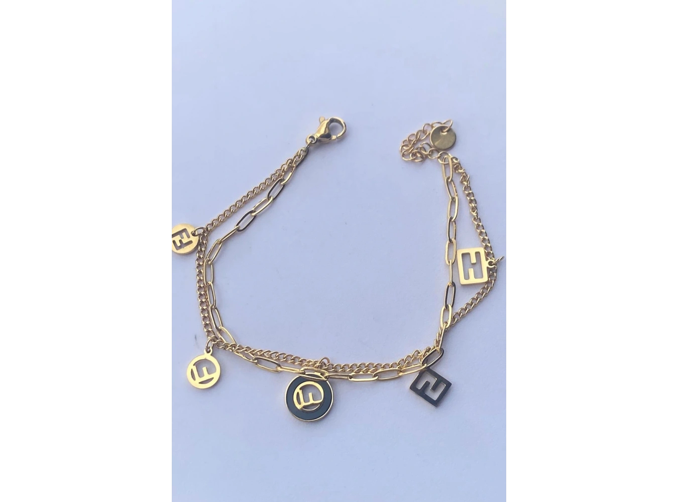 Altın Renk Siyah Taş Detaylı Çelik Bileklik