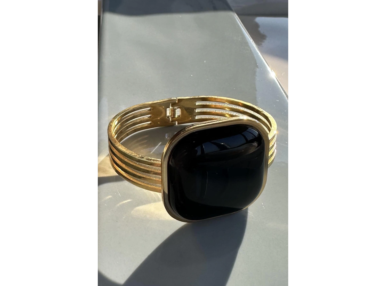 Altın Renk Siyah Taş Detaylı Çelik Kelepçe Bileklik