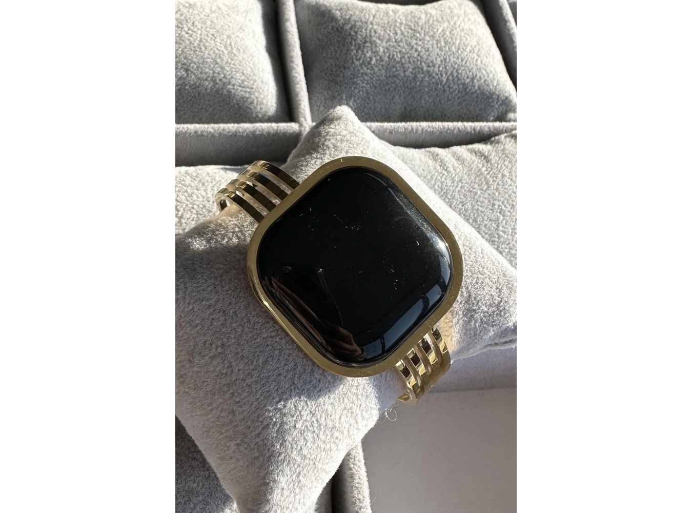 Altın Renk Siyah Taş Detaylı Çelik Kelepçe Bileklik