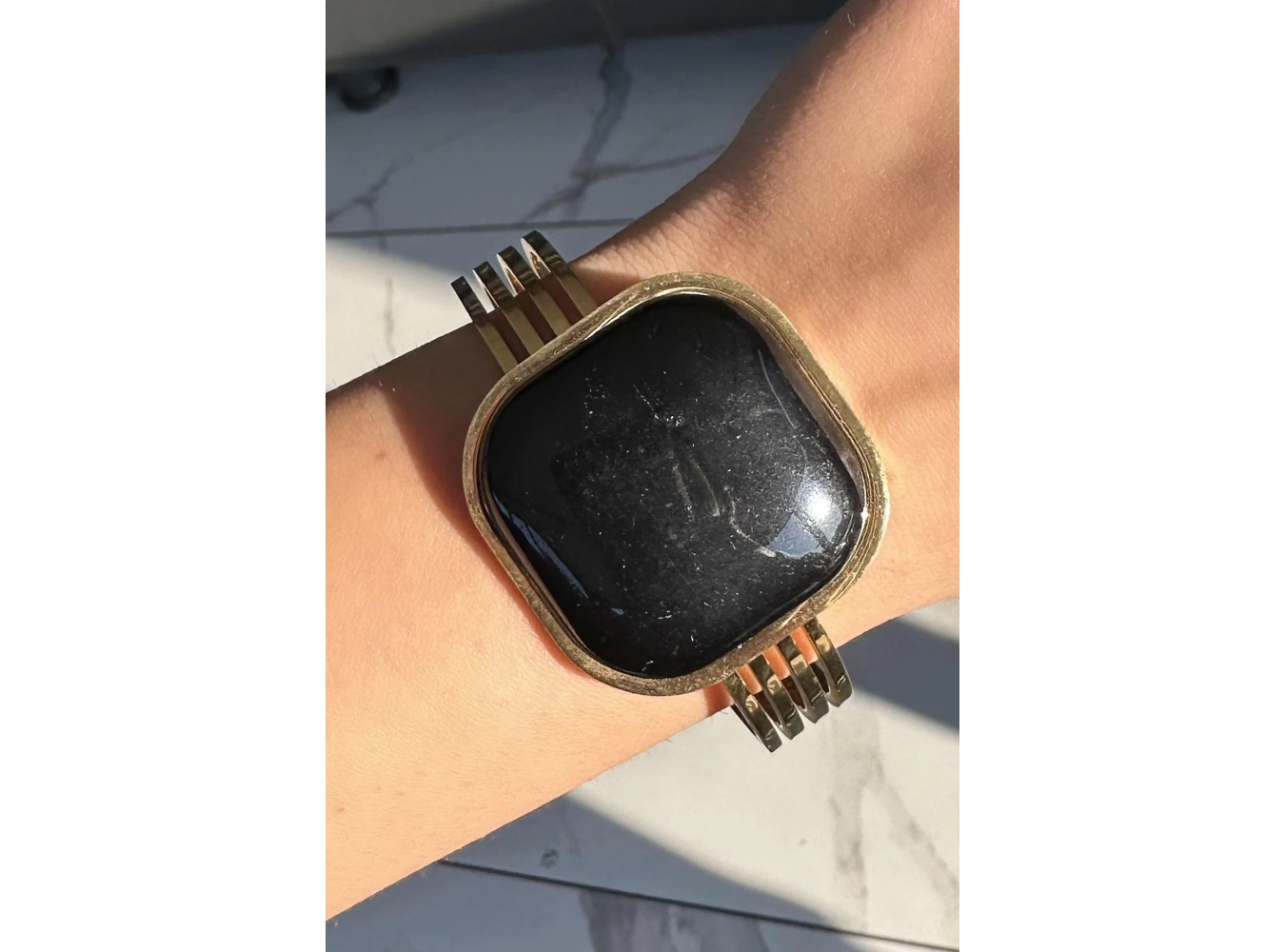 Altın Renk Siyah Taş Detaylı Çelik Kelepçe Bileklik