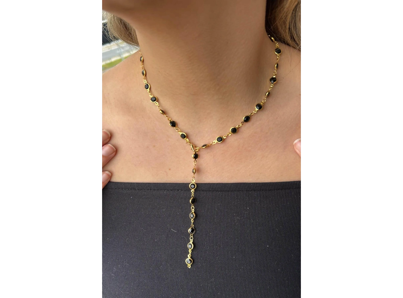 Altın Renk Siyah Taşlı Çelik Y Kolye